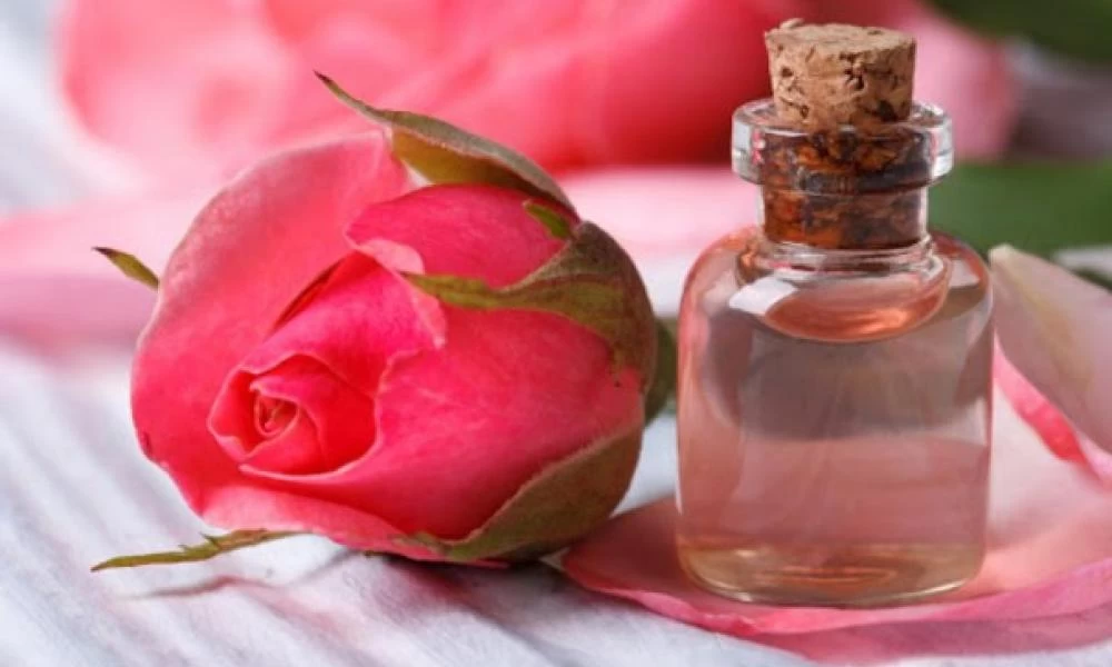 Τα θαυμάσια οφέλη του Ροδόνερου για την Επιδερμίδα μας!